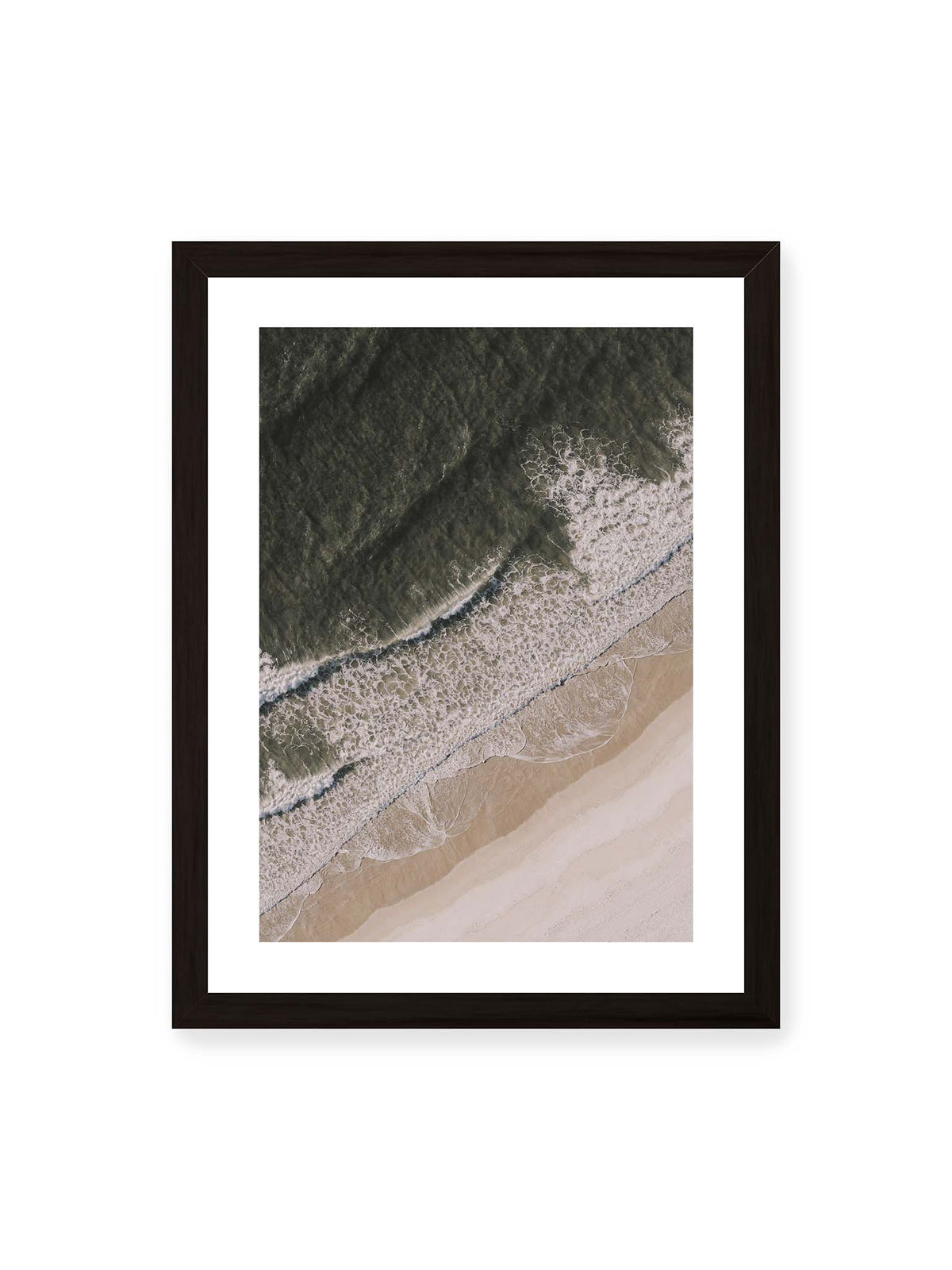 30x40 cm, weißer Galerie-Rand, schwarzer Rahmen – Luftaufnahme einer Küstenlinie mit dunklem Meer, weißer Gischt und hellem Sand in diagonaler Komposition.