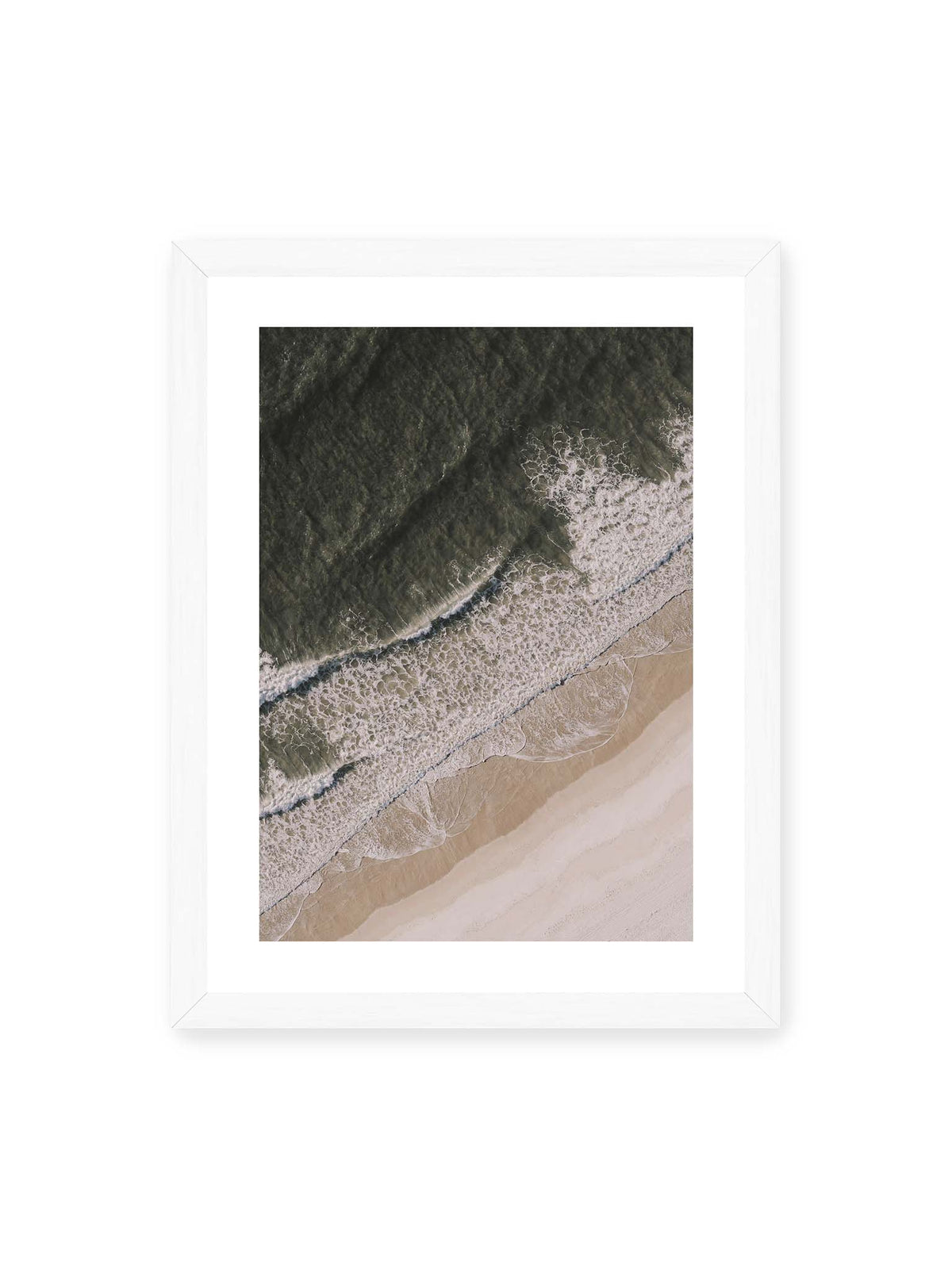 30x40 cm, weißer Galerie-Rand, weißer Rahmen – Luftaufnahme einer Küstenlinie mit dunklem Meer, weißer Gischt und hellem Sand in diagonaler Komposition.