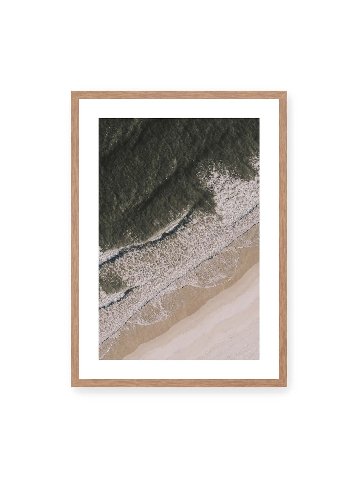 50x70 cm, weißer Galerie-Rand, Eichenrahmen – Luftaufnahme einer Küstenlinie mit dunklem Meer, weißer Gischt und hellem Sand in diagonaler Komposition.