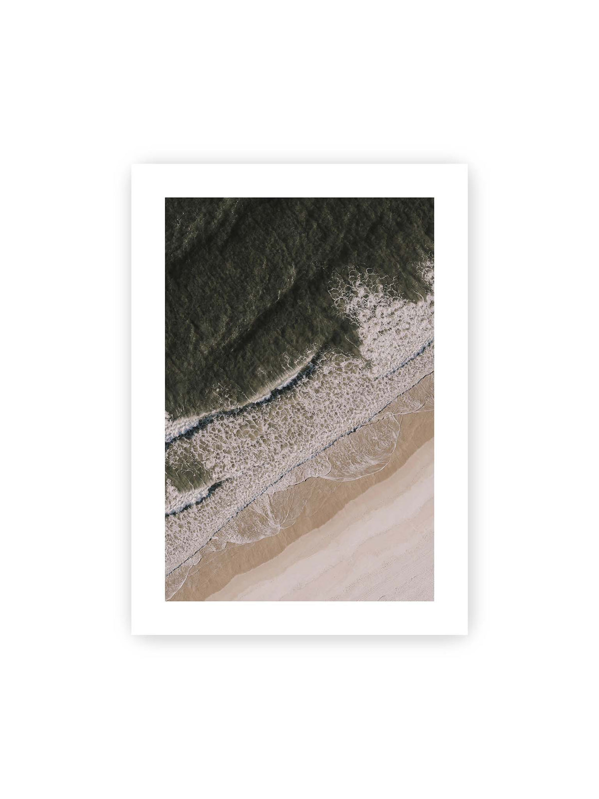 50x70 cm, weißer Galerie-Rand – Luftaufnahme einer Küstenlinie mit dunklem Meer, weißer Gischt und hellem Sand in diagonaler Komposition.