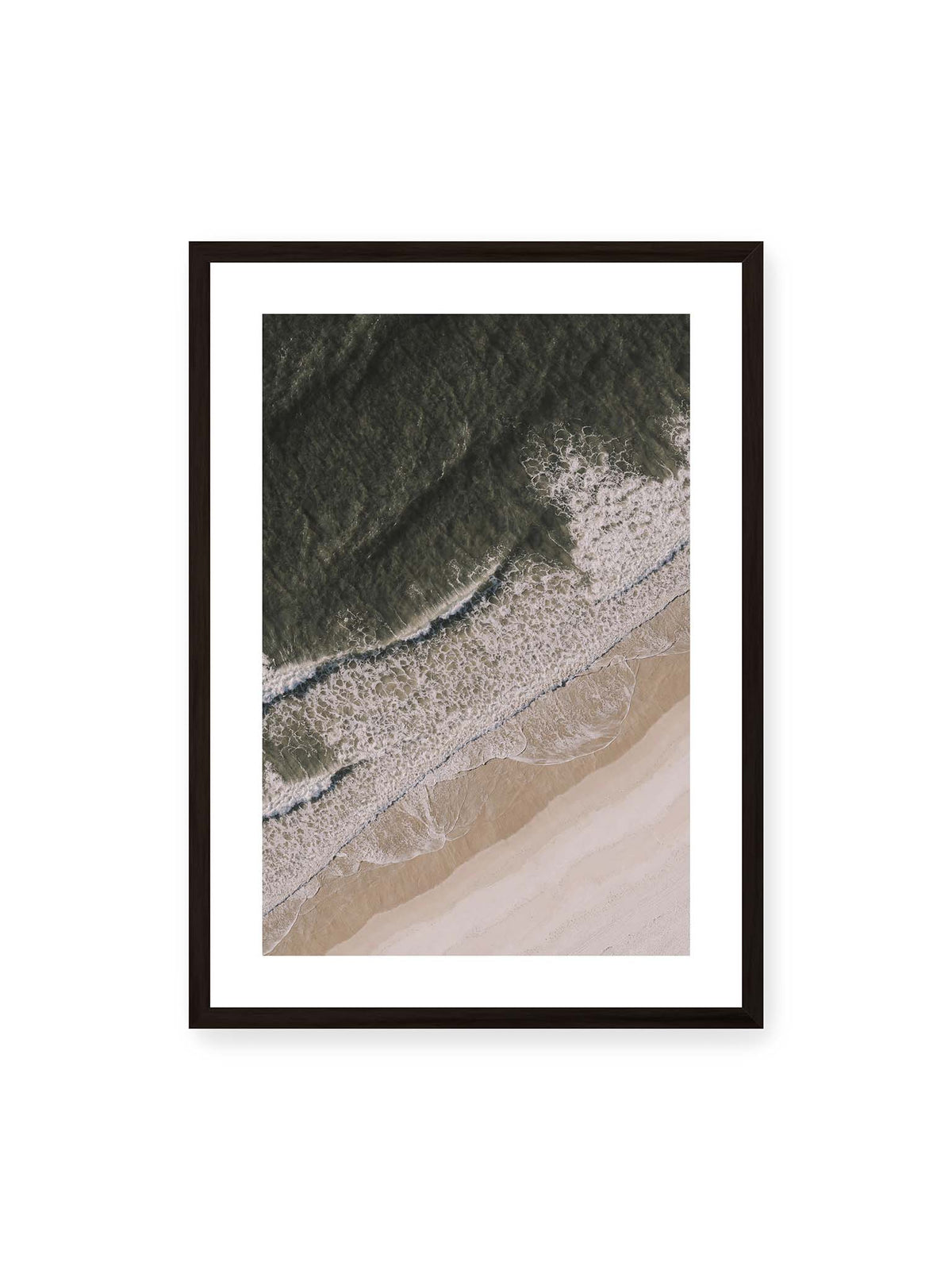 50x70 cm, weißer Galerie-Rand, schwarzer Rahmen – Luftaufnahme einer Küstenlinie mit dunklem Meer, weißer Gischt und hellem Sand in diagonaler Komposition.