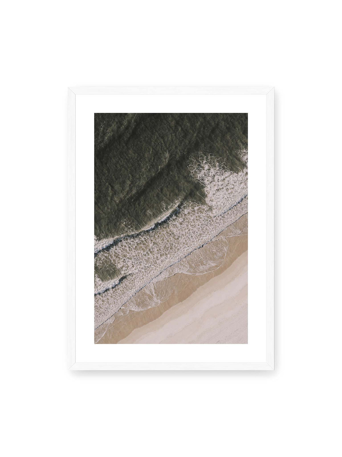 50x70 cm, weißer Galerie-Rand, weißer Rahmen – Luftaufnahme einer Küstenlinie mit dunklem Meer, weißer Gischt und hellem Sand in diagonaler Komposition.