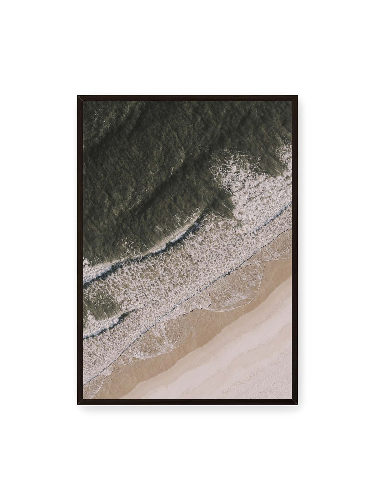 70x100 cm, schwarzer Rahmen – Luftaufnahme einer Küstenlinie mit dunklem Meer, weißer Gischt und hellem Sand in diagonaler Komposition.
