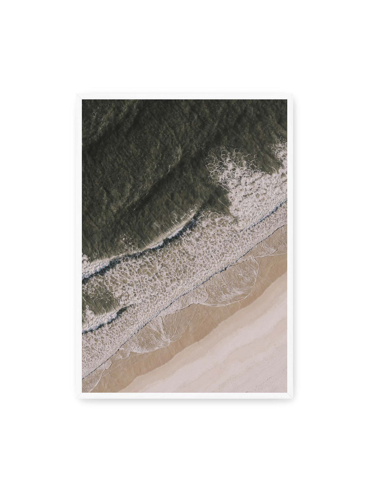 70x100 cm, weißer Rahmen – Luftaufnahme einer Küstenlinie mit dunklem Meer, weißer Gischt und hellem Sand in diagonaler Komposition.