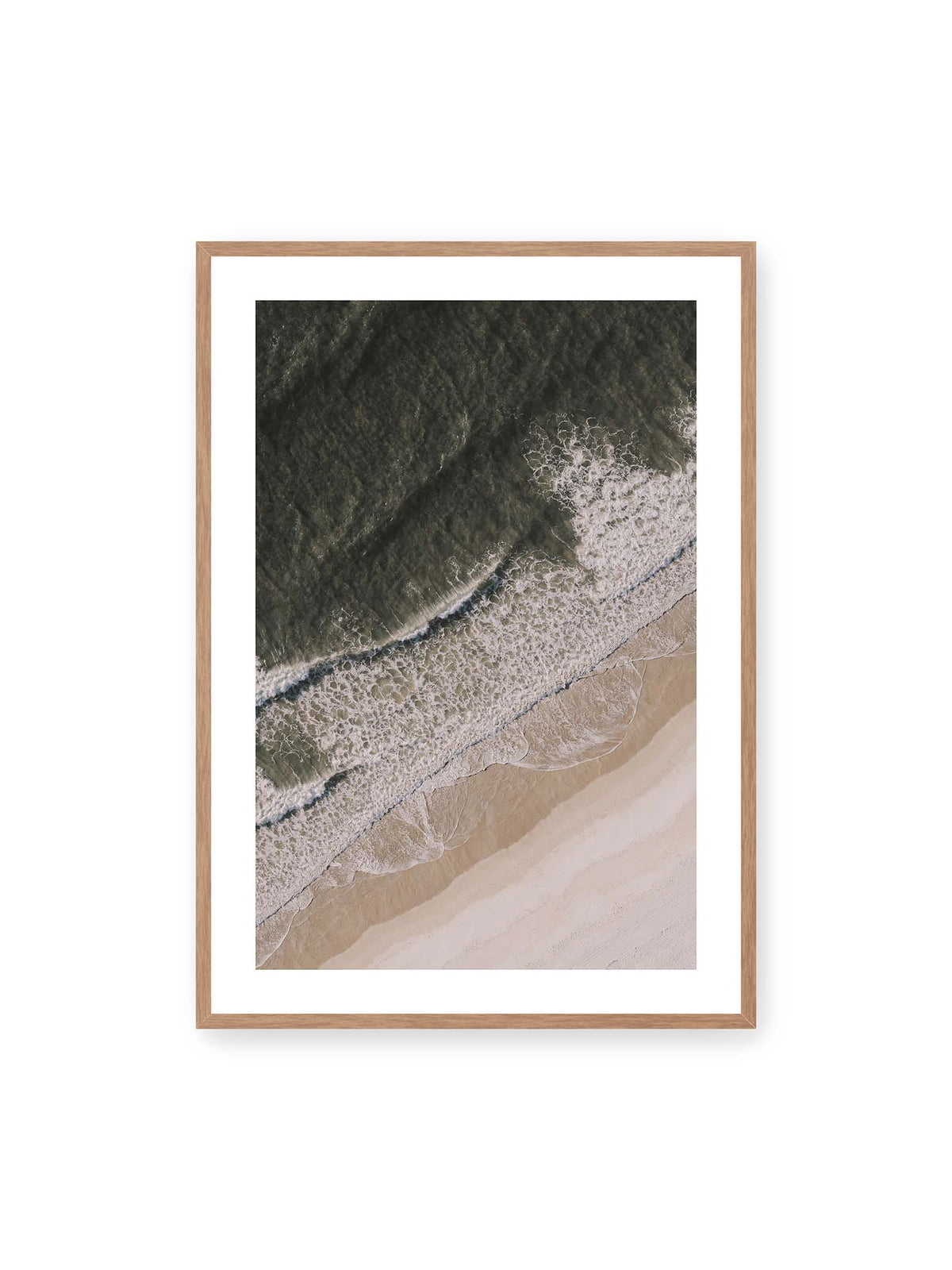 70x100 cm, weißer Galerie-Rand, Eichenrahmen – Luftaufnahme einer Küstenlinie mit dunklem Meer, weißer Gischt und hellem Sand in diagonaler Komposition.