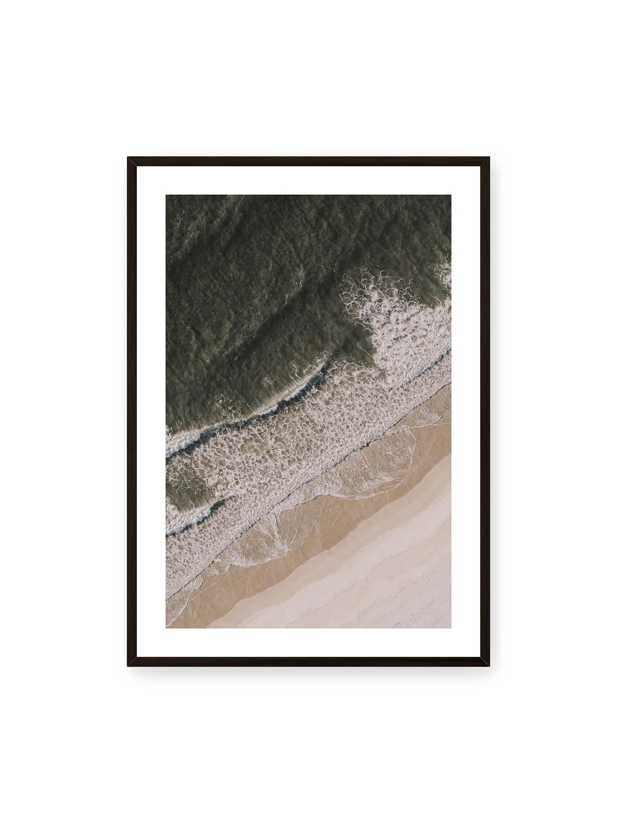 70x100 cm, weißer Galerie-Rand, schwarzer Rahmen – Luftaufnahme einer Küstenlinie mit dunklem Meer, weißer Gischt und hellem Sand in diagonaler Komposition.