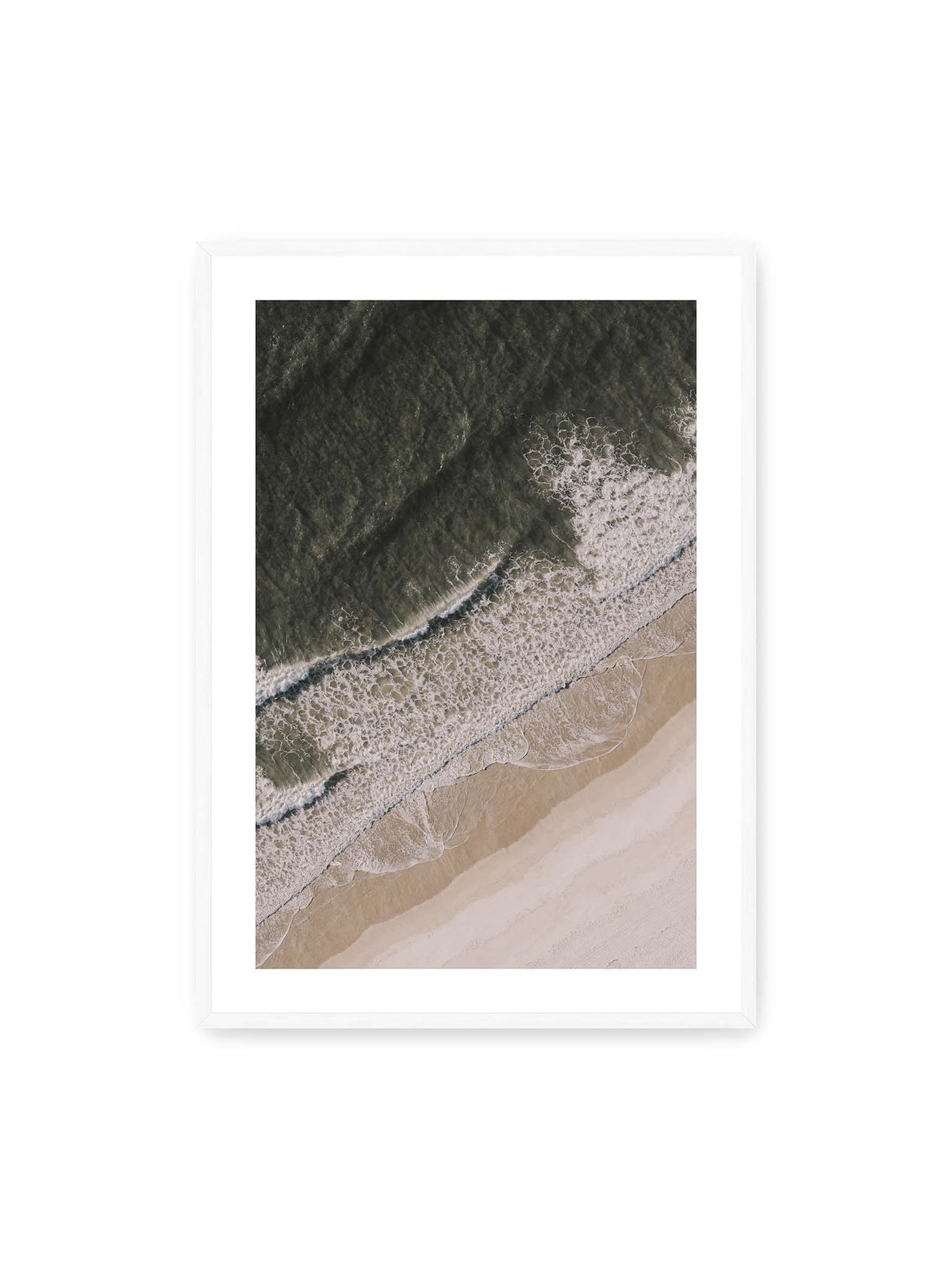 70x100 cm, weißer Galerie-Rand, weißer Rahmen – Luftaufnahme einer Küstenlinie mit dunklem Meer, weißer Gischt und hellem Sand in diagonaler Komposition.