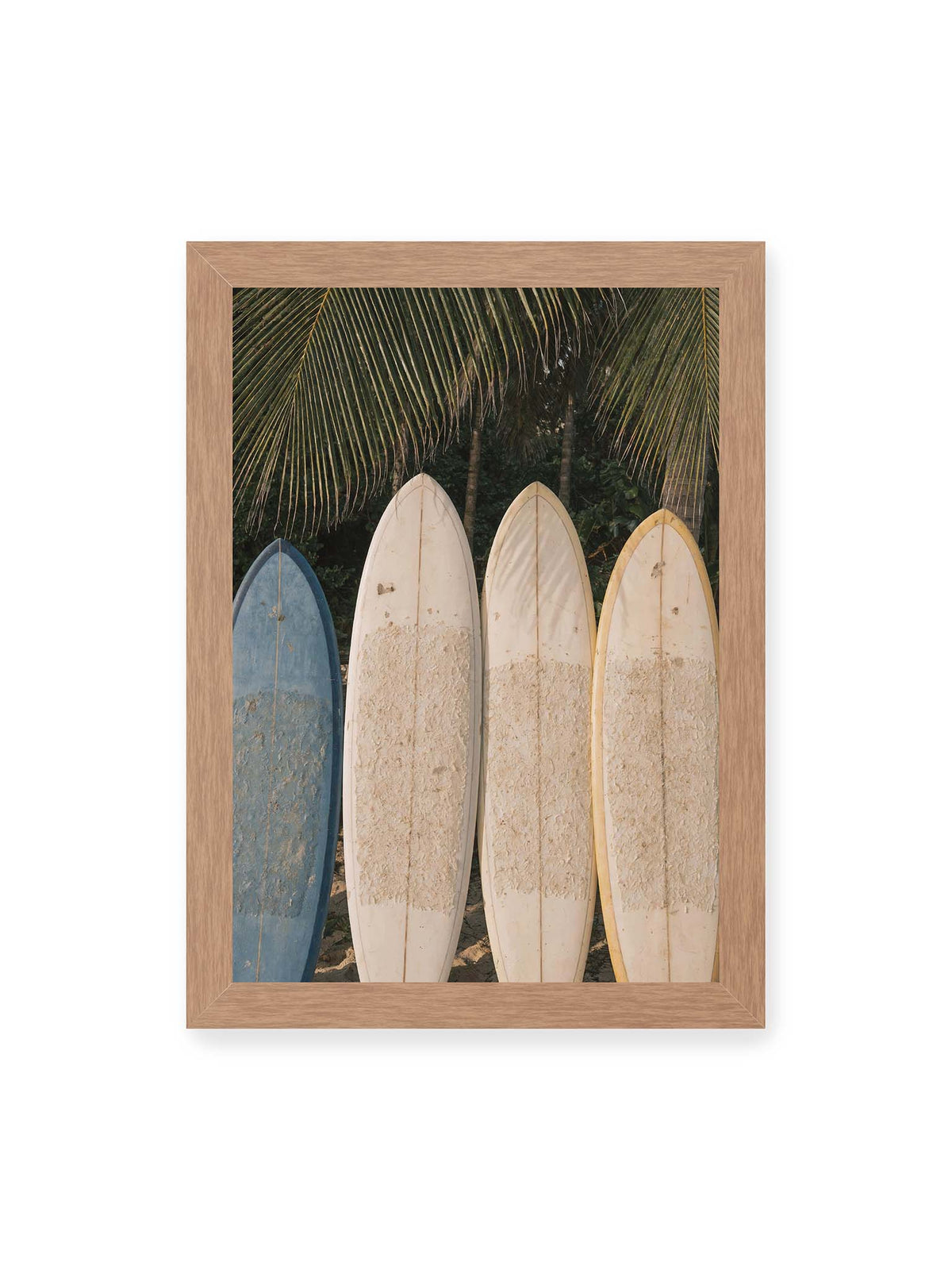 21x30 cm, Eichenrahmen – Vier aufrecht stehende Surfbretter mit Wachsresten unter langen Palmwedeln vor dichter grüner Vegetation.