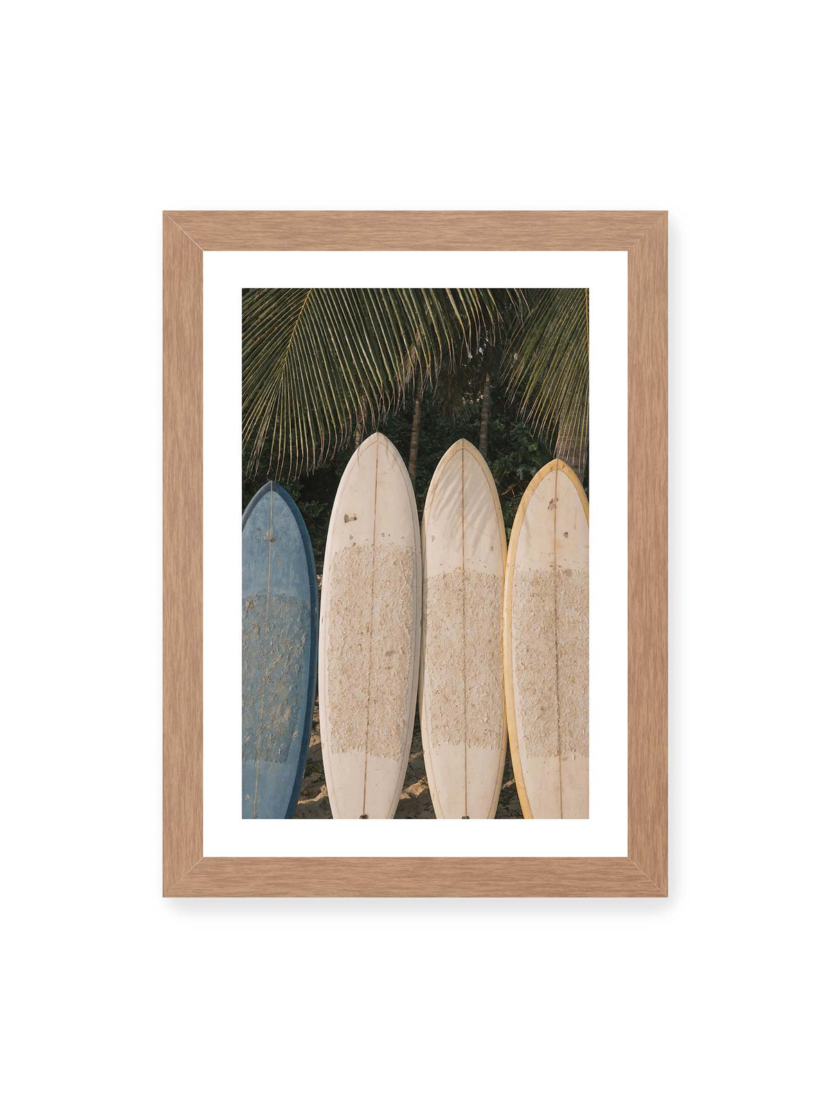 21x30 cm, weißer Galerie-Rand, Eichenrahmen – Vier aufrecht stehende Surfbretter mit Wachsresten unter langen Palmwedeln vor dichter grüner Vegetation.