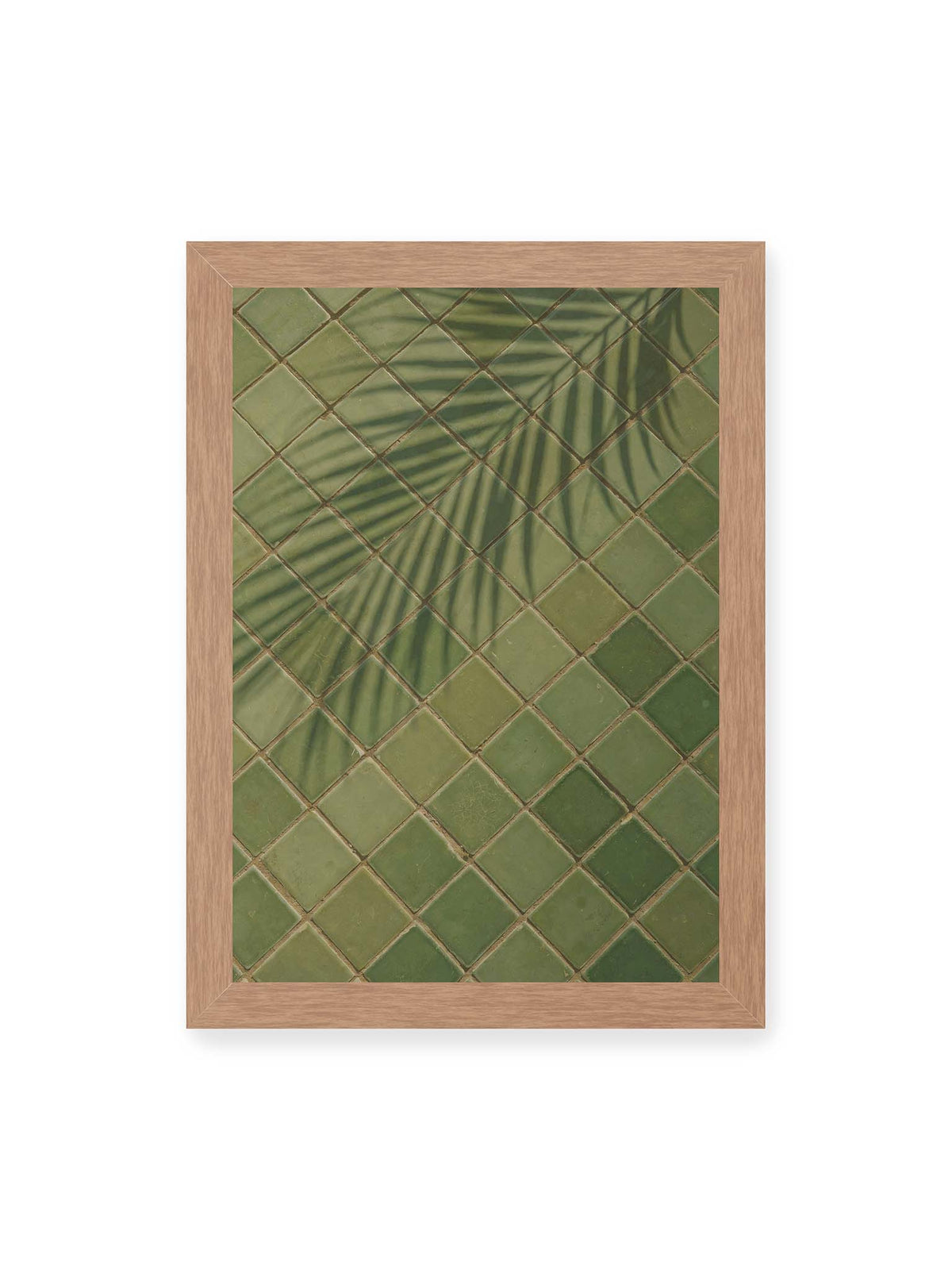 21x30 cm, Eichenrahmen – Grüne quadratische Fliesen im diagonalen Raster mit den weichen Schatten von Palmwedeln.