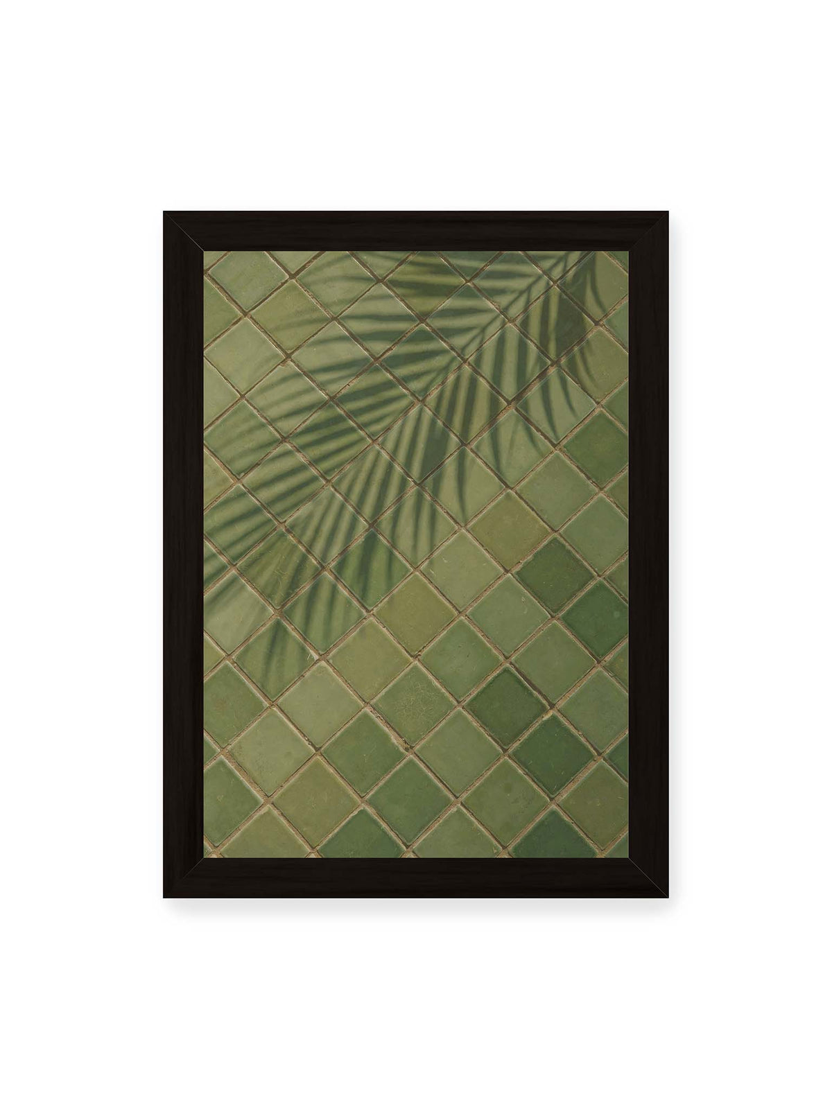 21x30 cm, schwarzer Rahmen – Grüne quadratische Fliesen im diagonalen Raster mit den weichen Schatten von Palmwedeln.