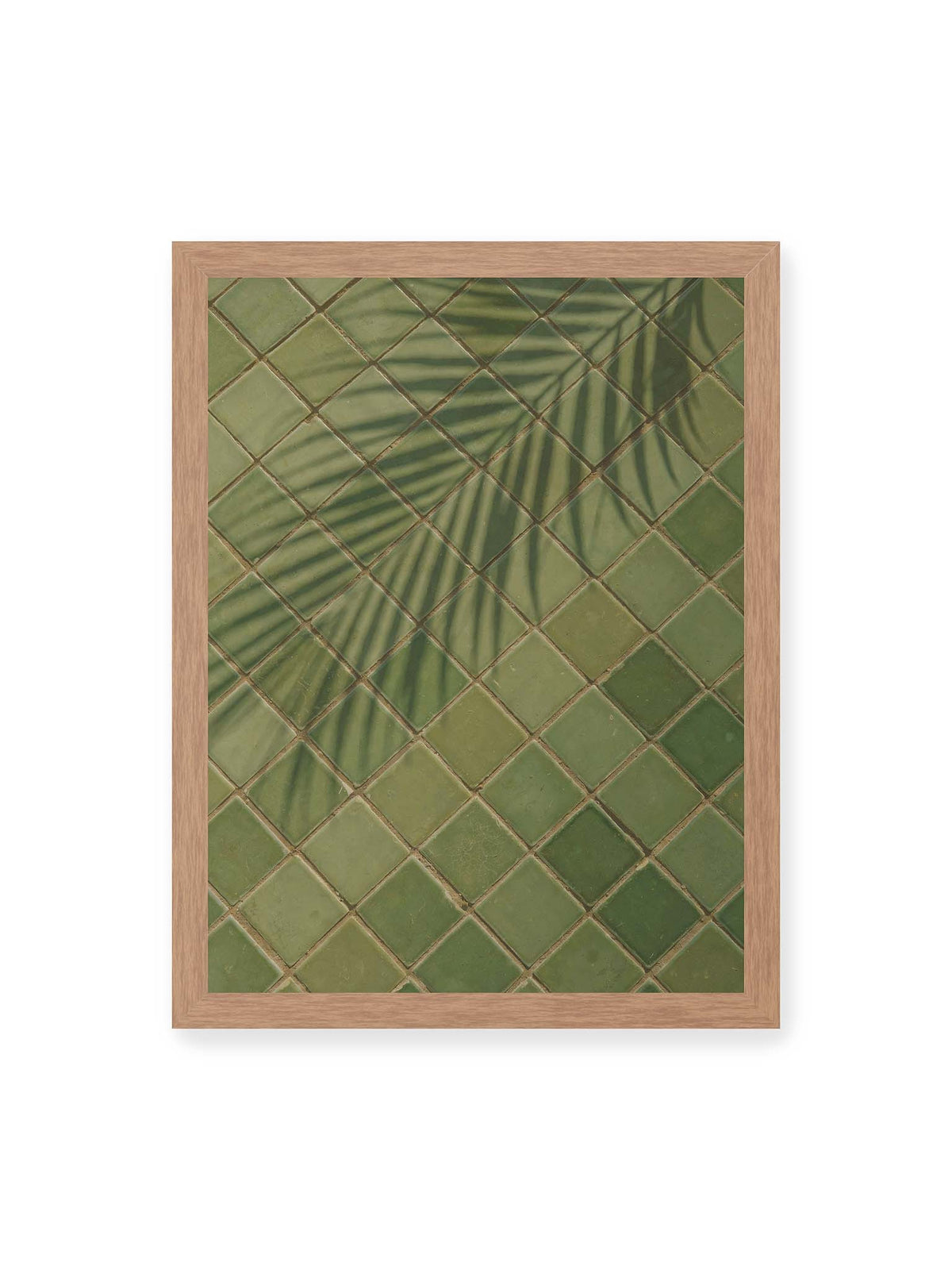 30x40 cm, Eichenrahmen – Grüne quadratische Fliesen im diagonalen Raster mit den weichen Schatten von Palmwedeln.