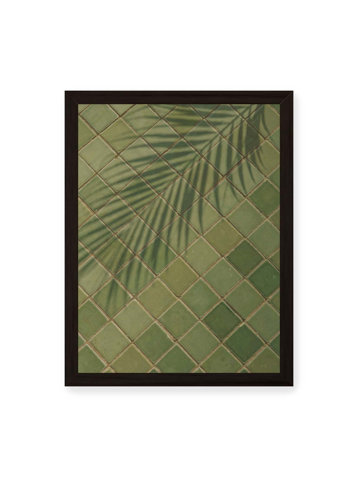 30x40 cm, schwarzer Rahmen – Grüne quadratische Fliesen im diagonalen Raster mit den weichen Schatten von Palmwedeln.