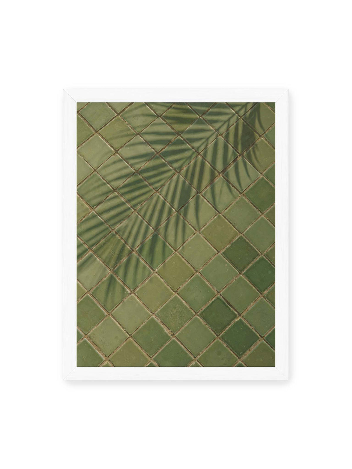 30x40 cm, weißer Rahmen – Grüne quadratische Fliesen im diagonalen Raster mit den weichen Schatten von Palmwedeln.