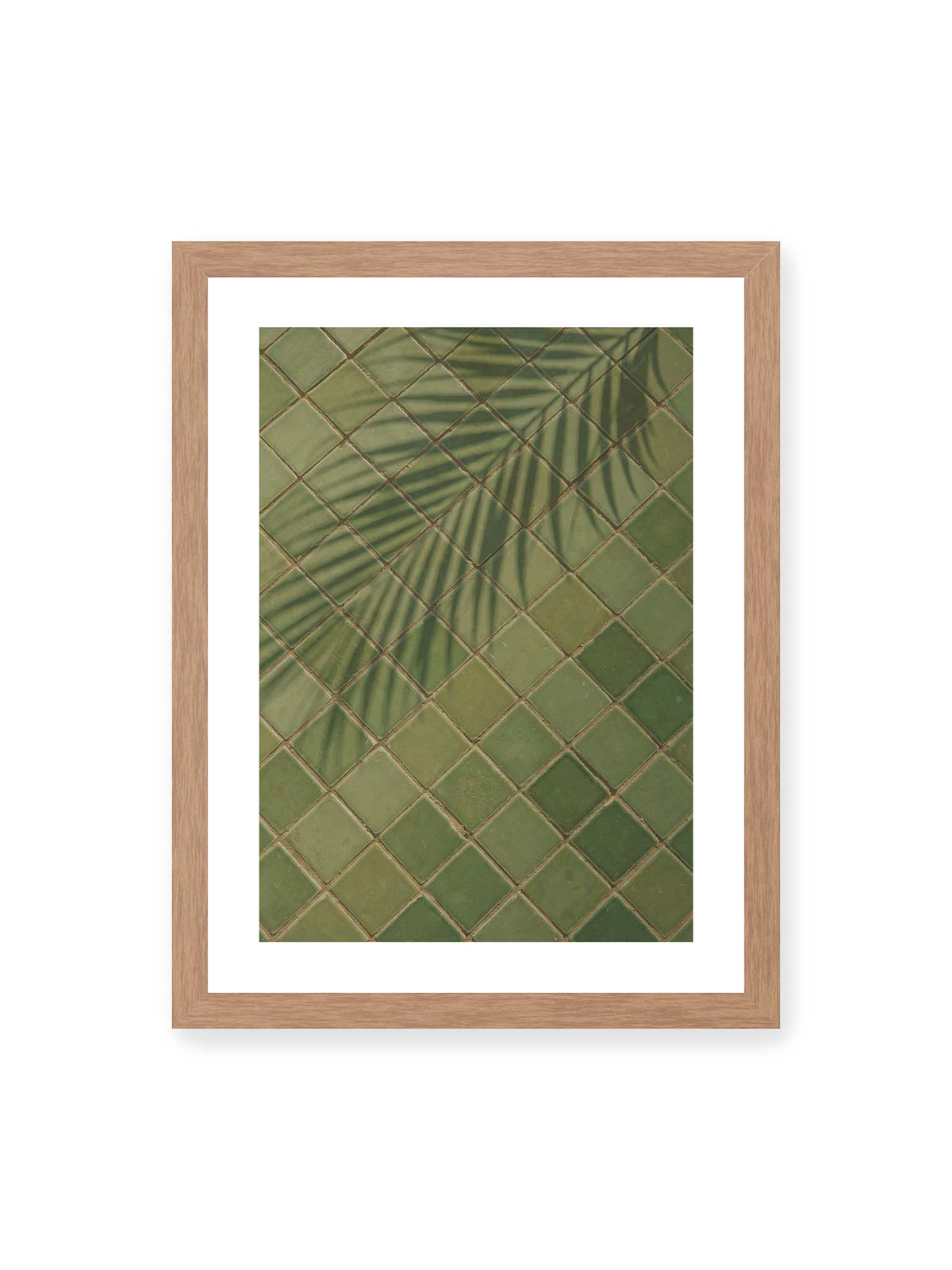 30x40 cm, weißer Galerie-Rand, Eichenrahmen – Grüne quadratische Fliesen im diagonalen Raster mit den weichen Schatten von Palmwedeln.