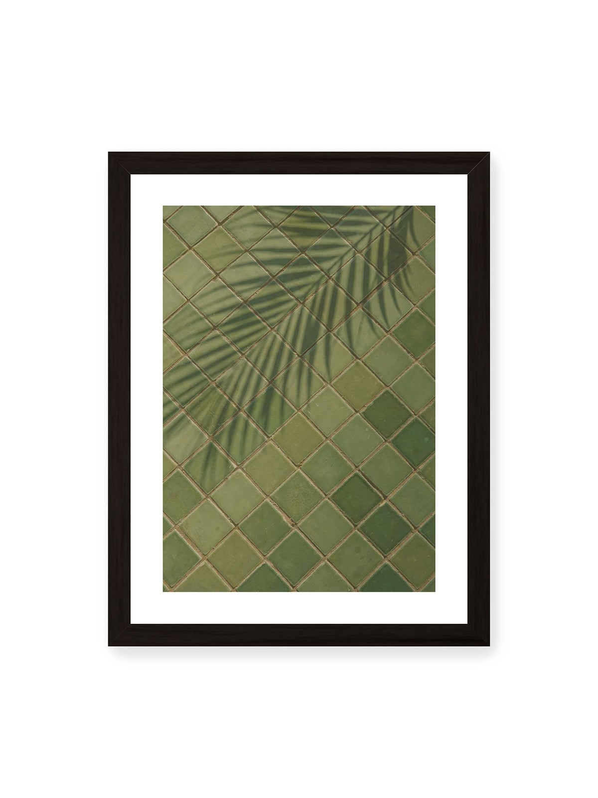 30x40 cm, weißer Galerie-Rand, schwarzer Rahmen – Grüne quadratische Fliesen im diagonalen Raster mit den weichen Schatten von Palmwedeln.