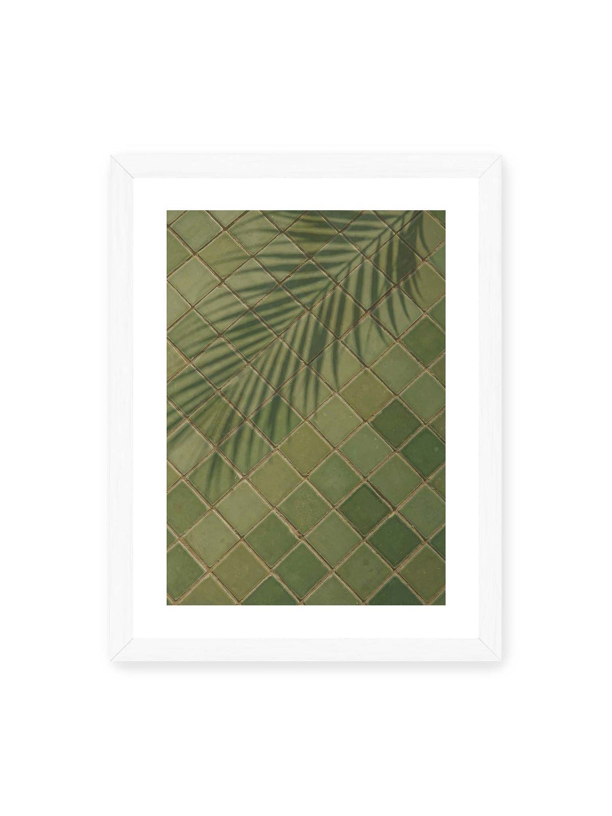 30x40 cm, weißer Galerie-Rand, weißer Rahmen – Grüne quadratische Fliesen im diagonalen Raster mit den weichen Schatten von Palmwedeln.