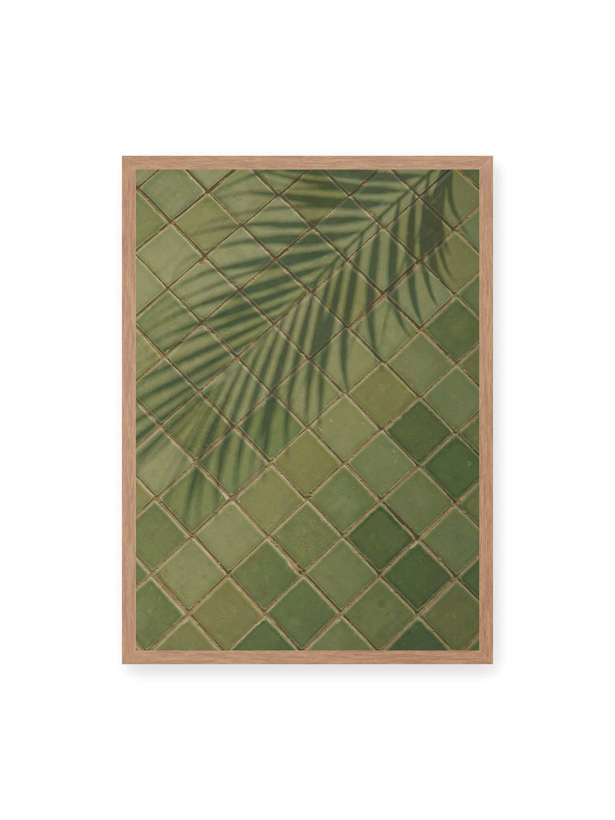 50x70 cm, Eichenrahmen – Grüne quadratische Fliesen im diagonalen Raster mit den weichen Schatten von Palmwedeln.