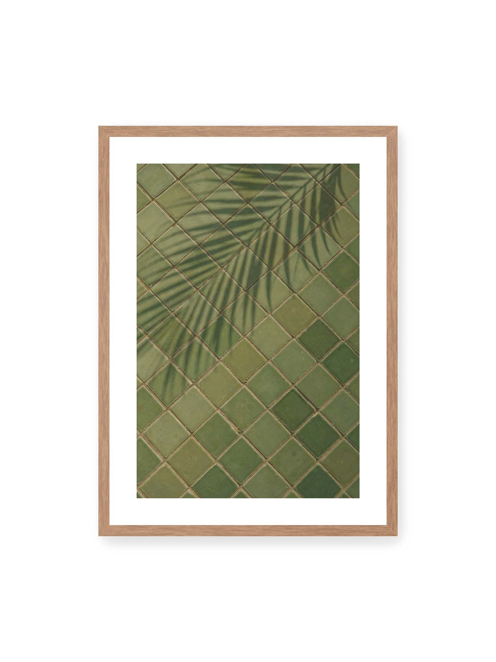 50x70 cm, weißer Galerie-Rand, Eichenrahmen – Grüne quadratische Fliesen im diagonalen Raster mit den weichen Schatten von Palmwedeln.