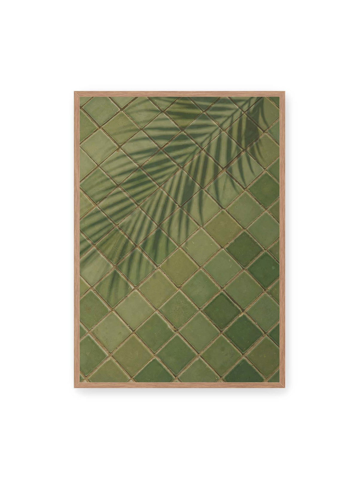 70x100 cm, Eichenrahmen – Grüne quadratische Fliesen im diagonalen Raster mit den weichen Schatten von Palmwedeln.