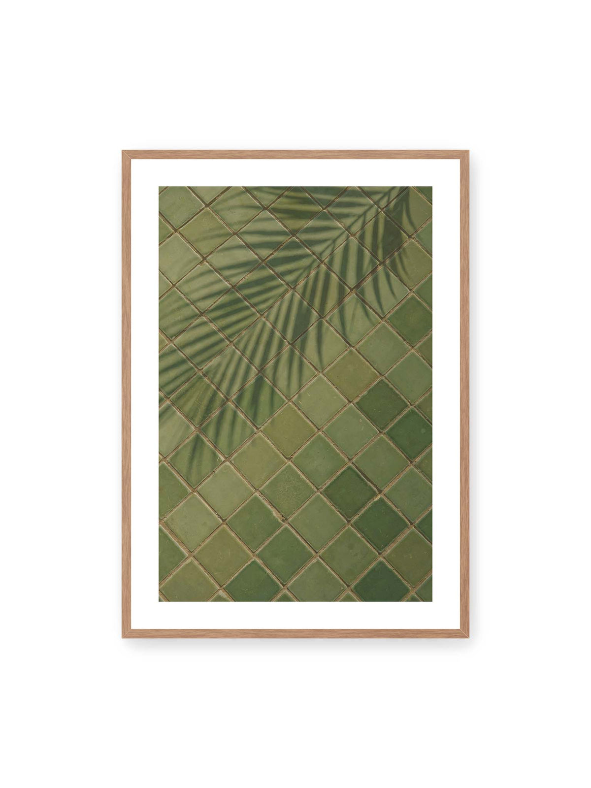 70x100 cm, weißer Galerie-Rand, Eichenrahmen – Grüne quadratische Fliesen im diagonalen Raster mit den weichen Schatten von Palmwedeln.
