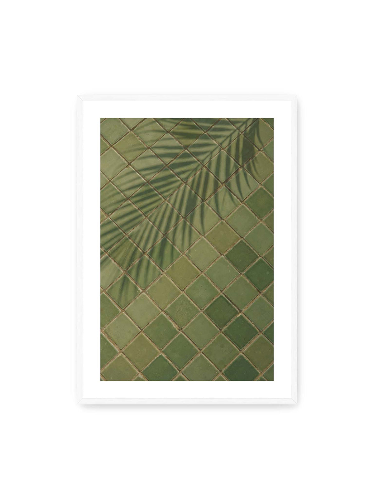 70x100 cm, weißer Galerie-Rand, weißer Rahmen – Grüne quadratische Fliesen im diagonalen Raster mit den weichen Schatten von Palmwedeln.