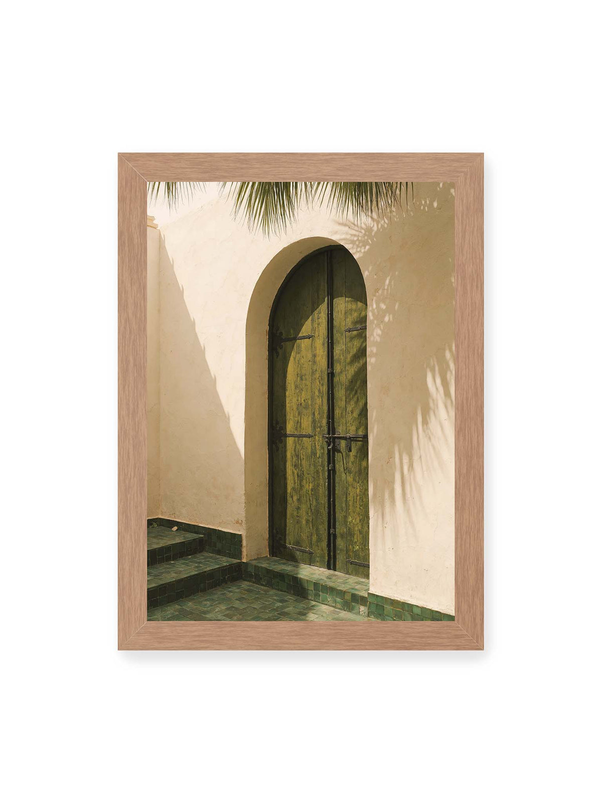 21x30 cm, Eichenrahmen – Grüne Holztür in einem Rundbogen mit Palmwedelschatten auf heller Wand und grünen Fliesen.