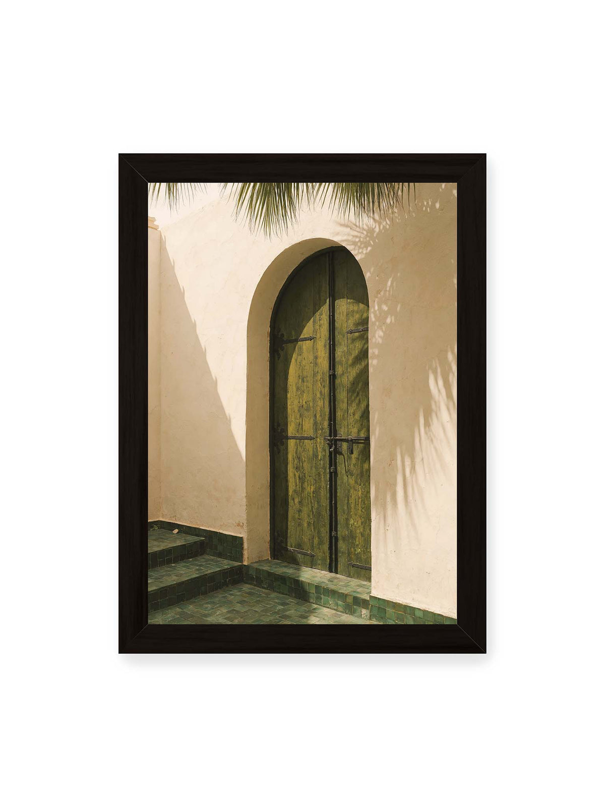 21x30 cm, schwarzer Rahmen – Grüne Holztür in einem Rundbogen mit Palmwedelschatten auf heller Wand und grünen Fliesen.