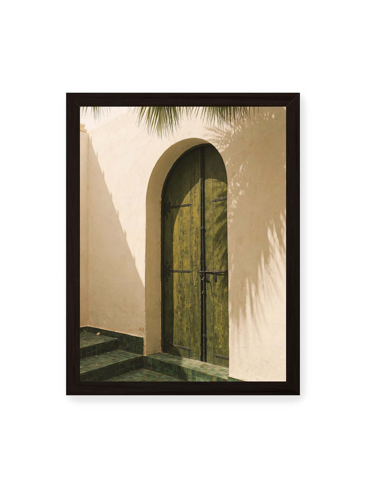 30x40 cm, schwarzer Rahmen – Grüne Holztür in einem Rundbogen mit Palmwedelschatten auf heller Wand und grünen Fliesen.