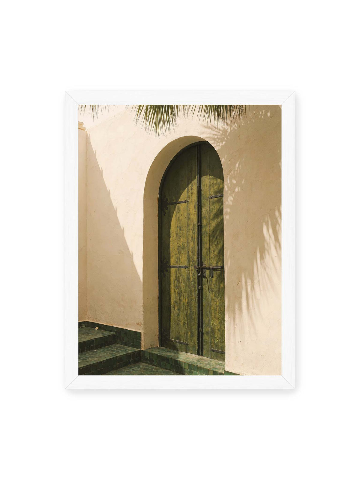 30x40 cm, weißer Rahmen – Grüne Holztür in einem Rundbogen mit Palmwedelschatten auf heller Wand und grünen Fliesen.