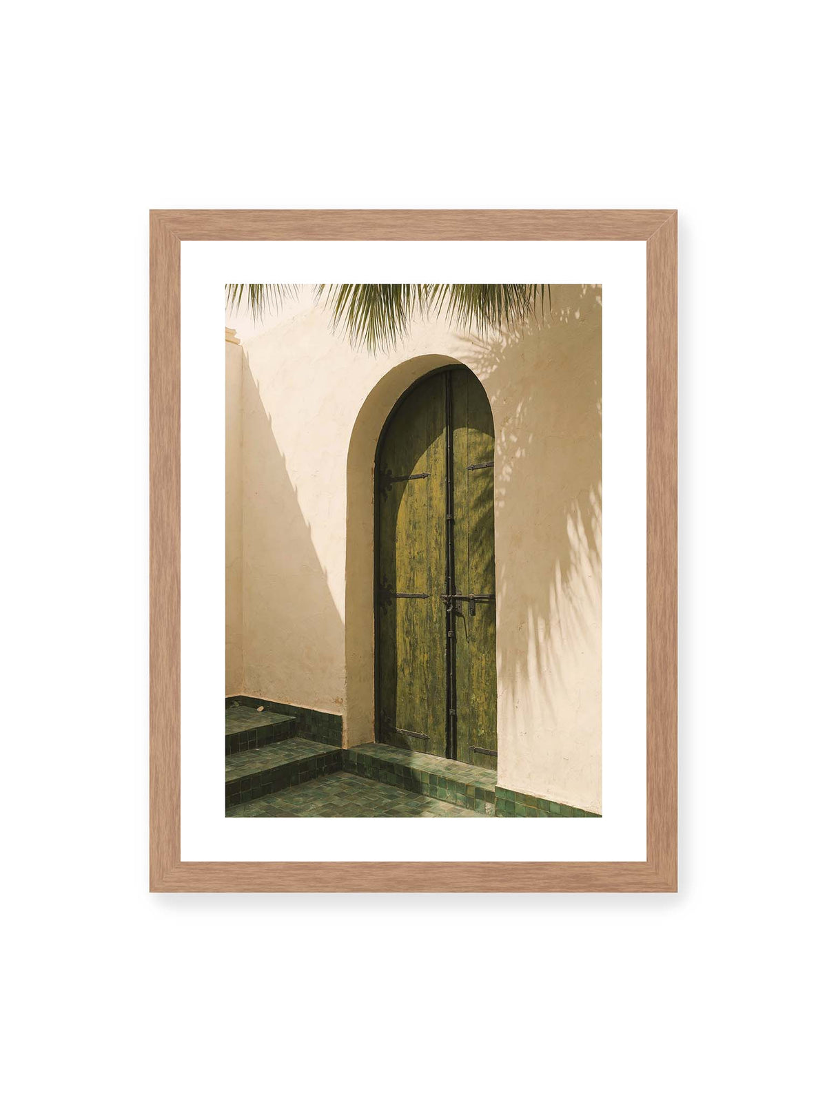 30x40 cm, weißer Galerie-Rand, Eichenrahmen – Grüne Holztür in einem Rundbogen mit Palmwedelschatten auf heller Wand und grünen Fliesen.