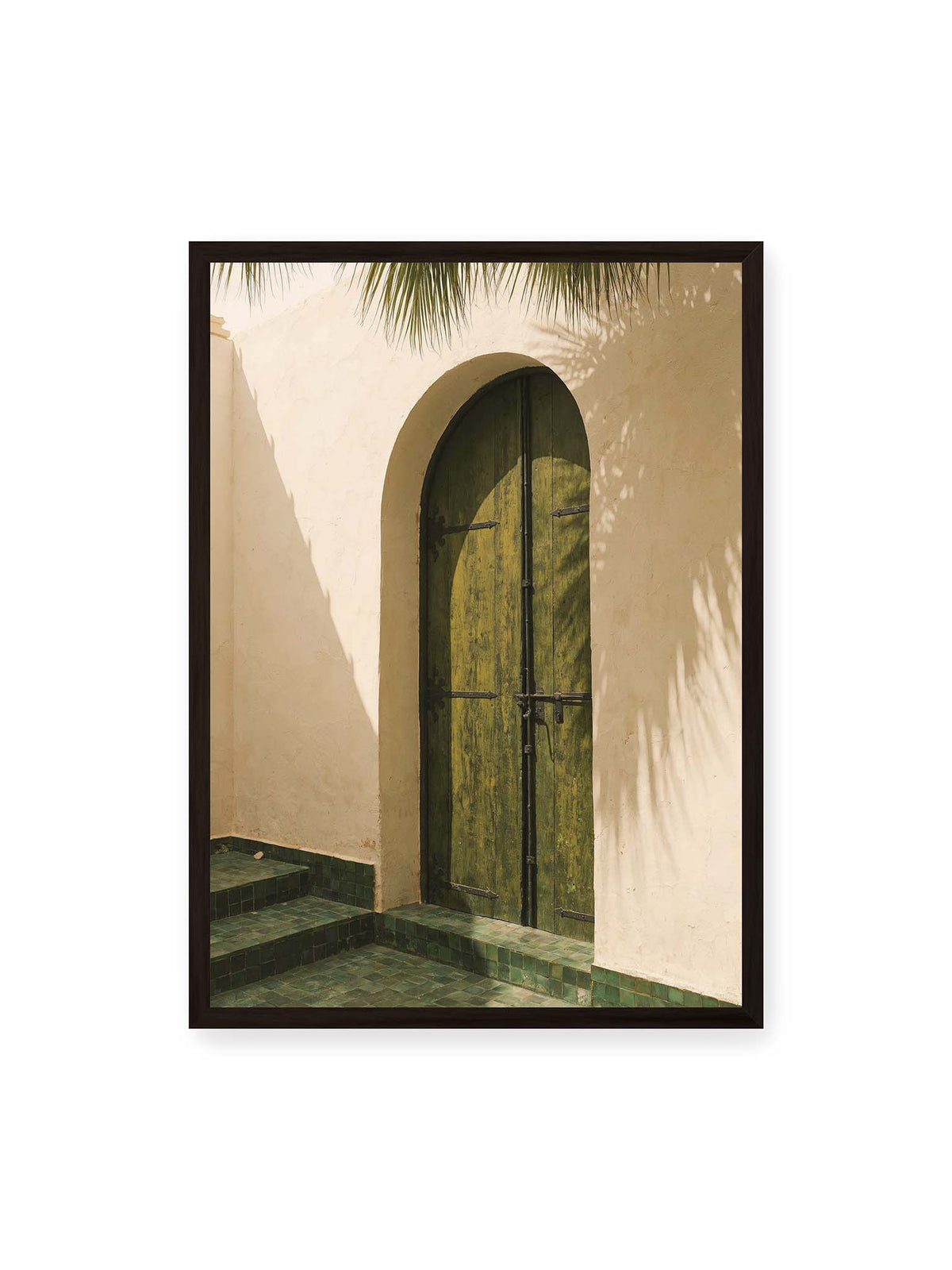 50x70 cm, schwarzer Rahmen – Grüne Holztür in einem Rundbogen mit Palmwedelschatten auf heller Wand und grünen Fliesen.