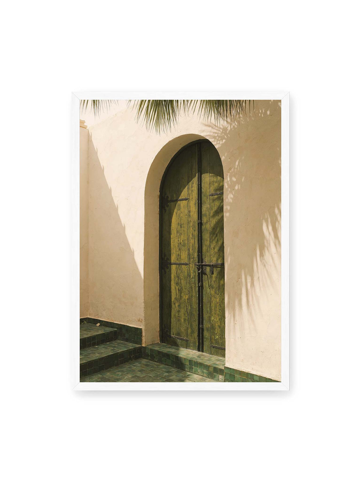 50x70 cm, weißer Rahmen – Grüne Holztür in einem Rundbogen mit Palmwedelschatten auf heller Wand und grünen Fliesen.
