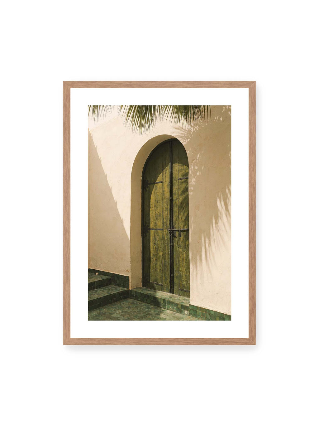 50x70 cm, weißer Galerie-Rand, Eichenrahmen – Grüne Holztür in einem Rundbogen mit Palmwedelschatten auf heller Wand und grünen Fliesen.