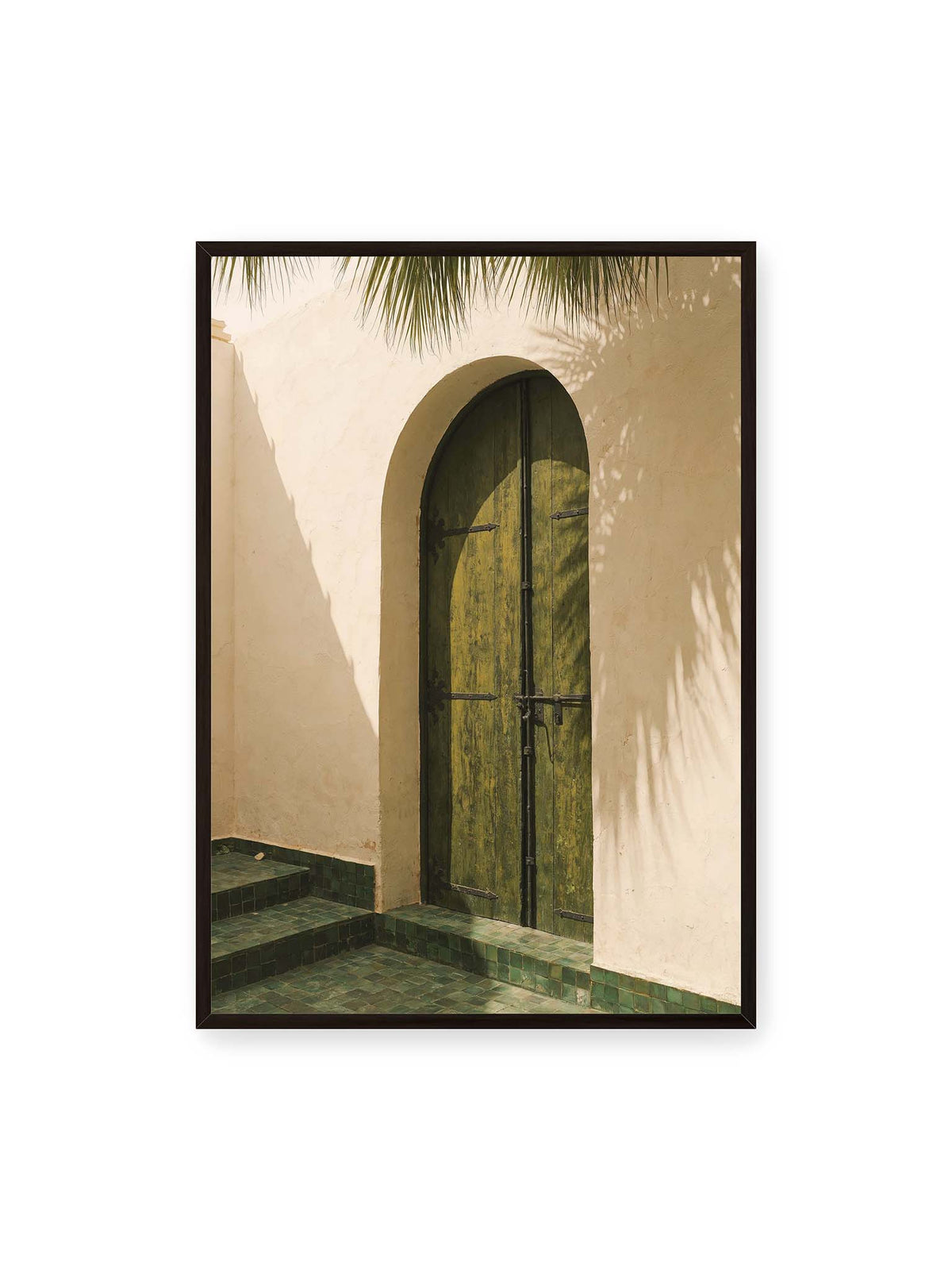 70x100 cm, schwarzer Rahmen – Grüne Holztür in einem Rundbogen mit Palmwedelschatten auf heller Wand und grünen Fliesen.