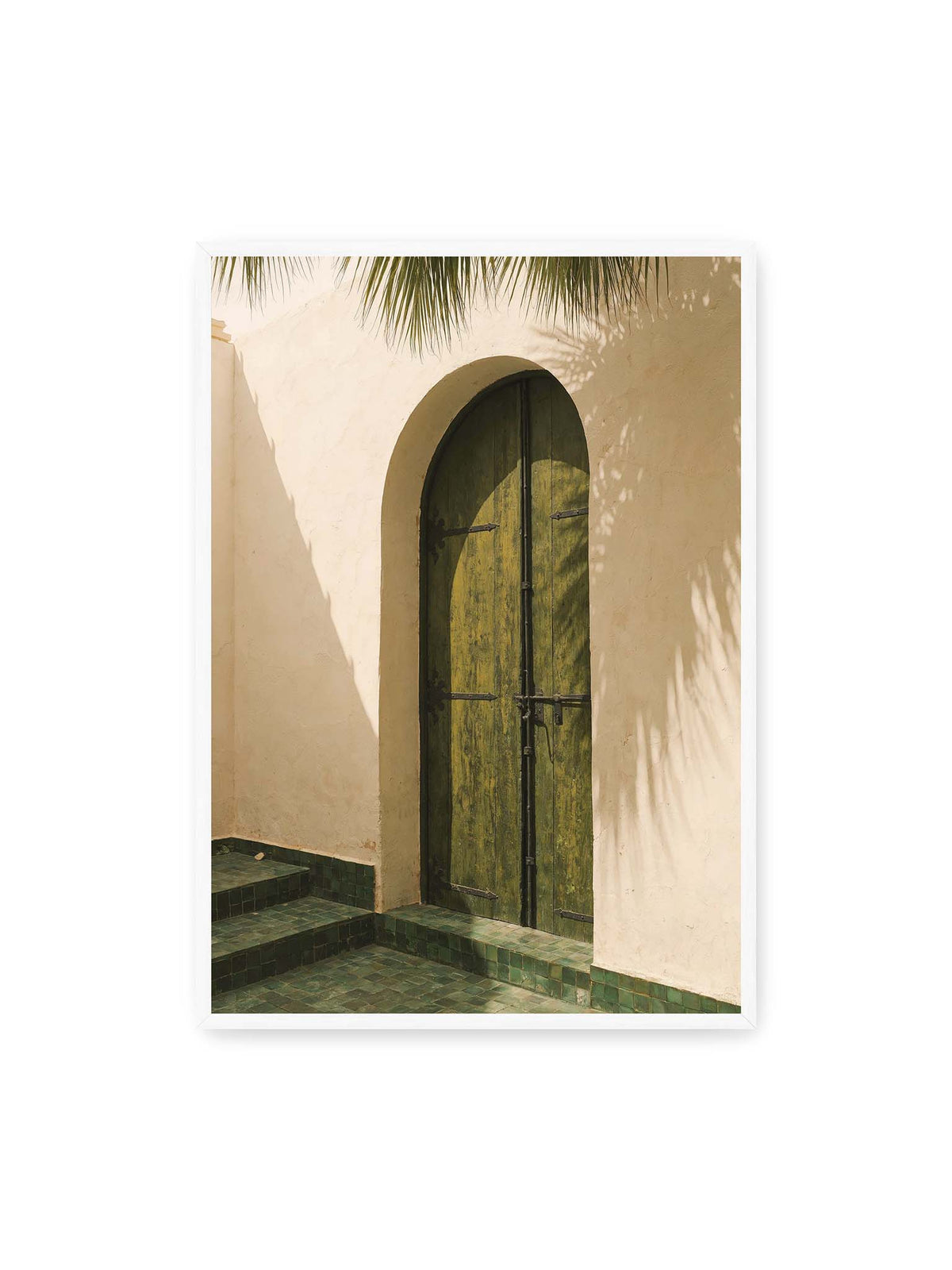 70x100 cm, weißer Rahmen – Grüne Holztür in einem Rundbogen mit Palmwedelschatten auf heller Wand und grünen Fliesen.
